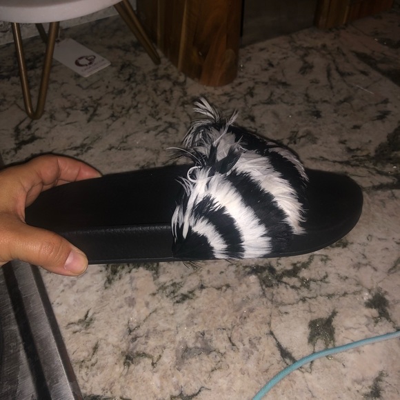 Valentino Slides - Picture 2 of 3